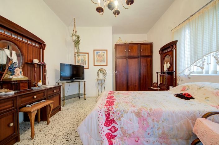 Image No.13-3 Bed Property for sale