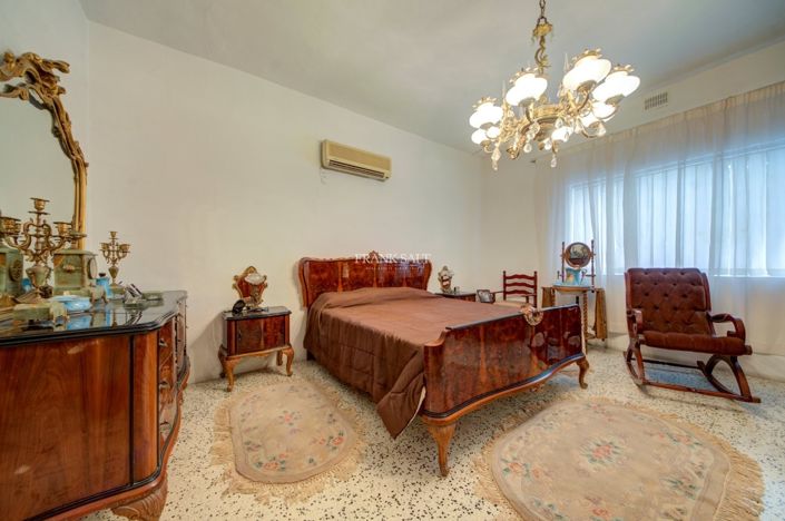 Image No.14-3 Bed Property for sale