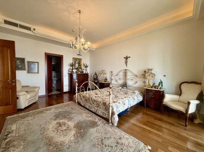 Image No.11-3 Bed Property for sale