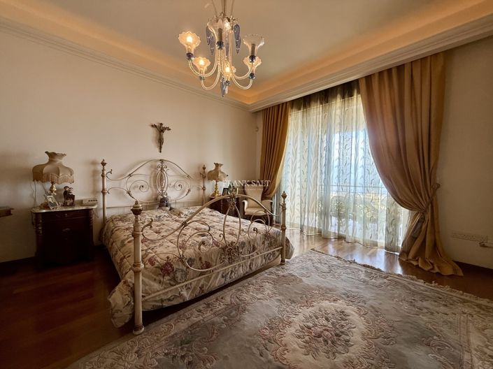 Image No.12-3 Bed Property for sale
