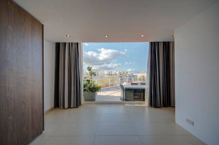 Image No.5-Propriété de 4 chambres à vendre à Sliema