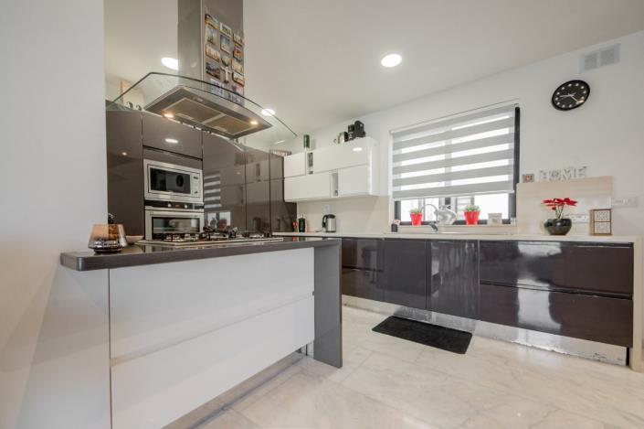 Image No.21-3 Bed Apartment for sale