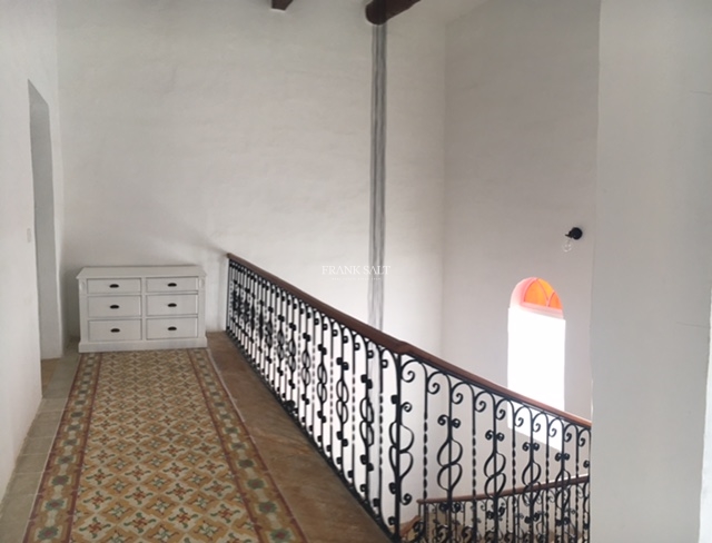 Image No.10-2 Bed Property for sale