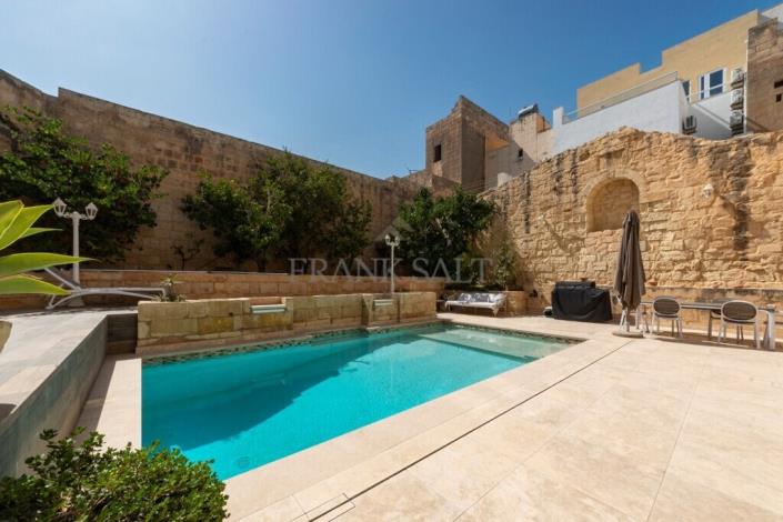 Image No.2-5 Bed Townhouse for sale