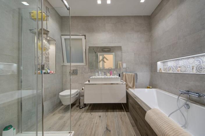 Image No.11-5 Bed Townhouse for sale