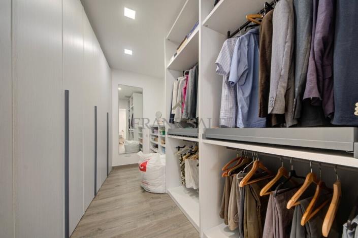 Image No.12-5 Bed Townhouse for sale