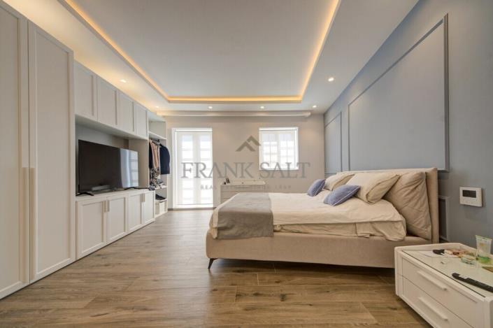 Image No.13-5 Bed Townhouse for sale