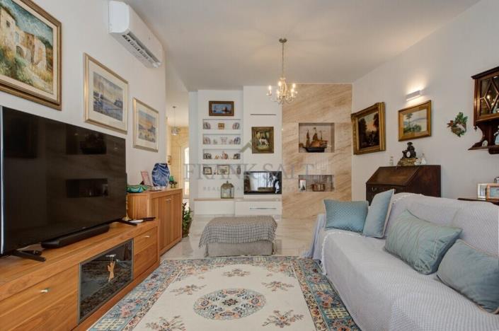 Image No.16-5 Bed Townhouse for sale