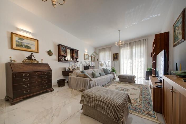 Image No.17-5 Bed Townhouse for sale