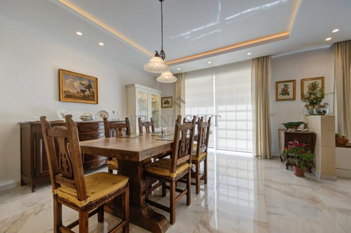 Image No.19-5 Bed Townhouse for sale