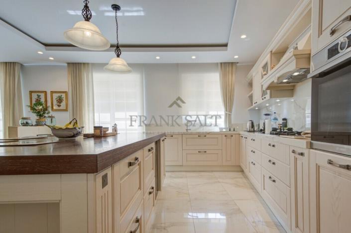 Image No.21-5 Bed Townhouse for sale