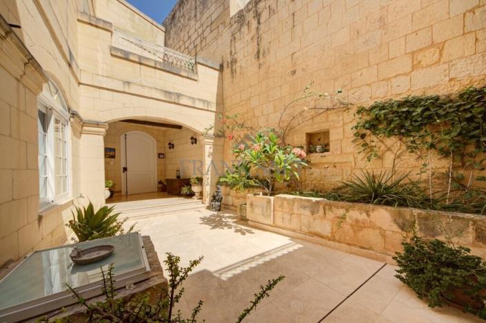 Image No.23-5 Bed Townhouse for sale