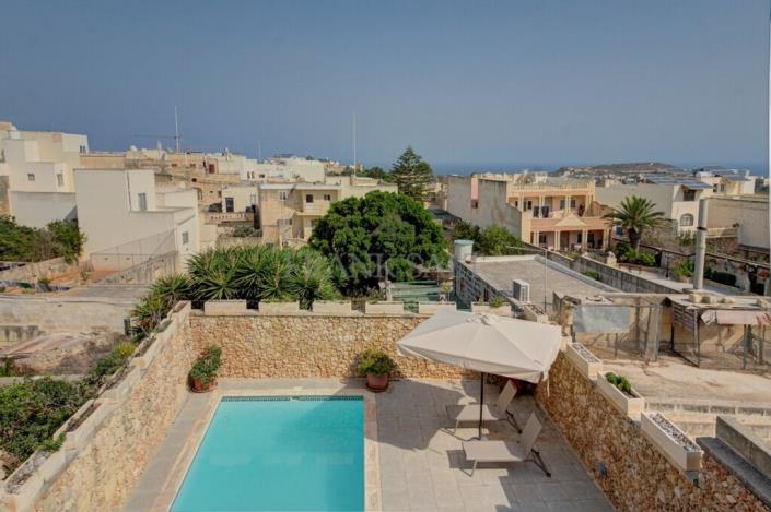 Image No.20-4 Bed Townhouse for sale