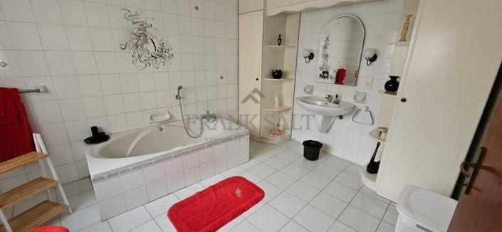 Image No.11-3 Bed Townhouse for sale