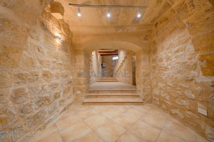 Image No.21-3 Bed Townhouse for sale