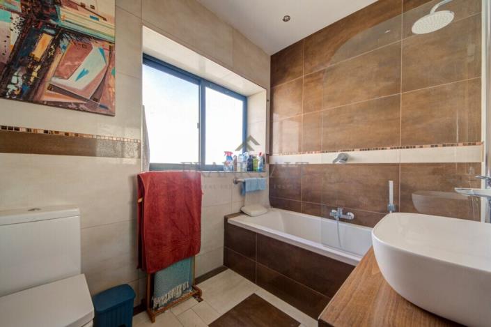 Image No.18-2 Bed Maisonette for sale