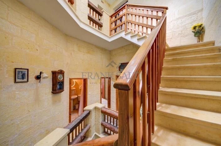 Image No.9-4 Bed Farmhouse for sale