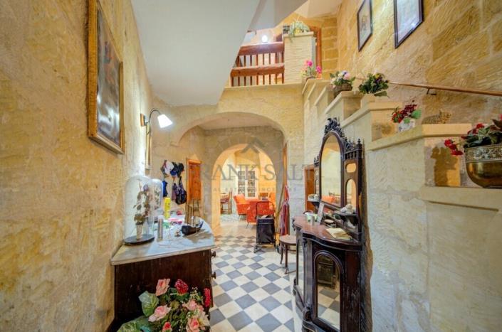 Image No.15-4 Bed Farmhouse for sale