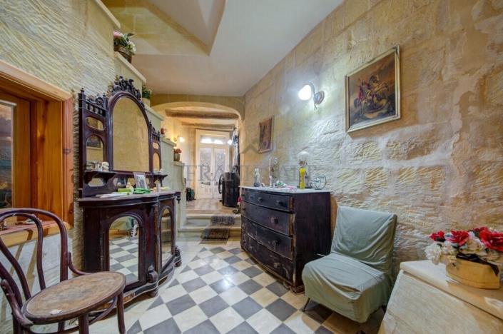 Image No.17-4 Bed Farmhouse for sale