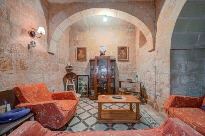 Image No.19-4 Bed Farmhouse for sale