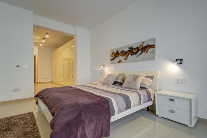 Image No.10-3 Bed Property for sale