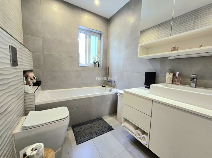 Image No.9-3 Bed Property for sale