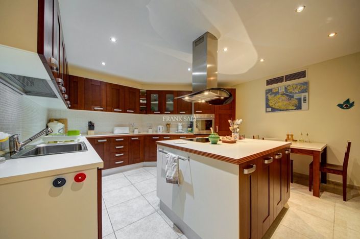 Image No.16-3 Bed Property for sale