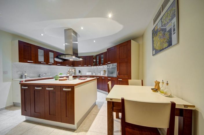 Image No.17-3 Bed Property for sale