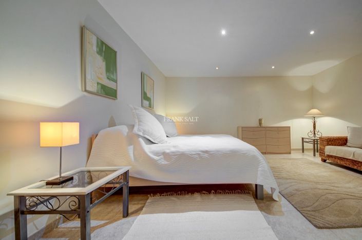 Image No.19-3 Bed Property for sale