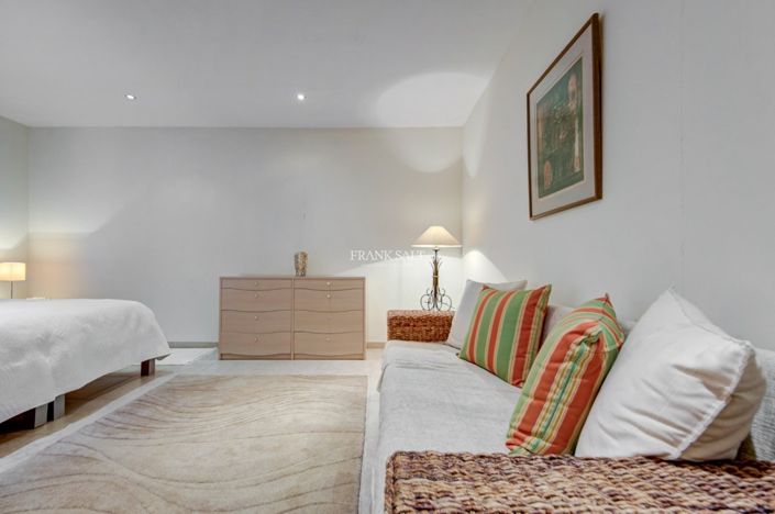 Image No.21-3 Bed Property for sale