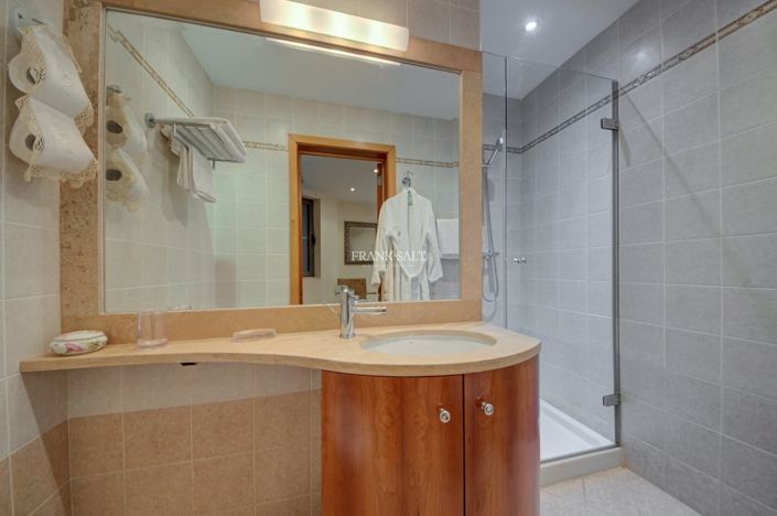 Image No.37-3 Bed Property for sale