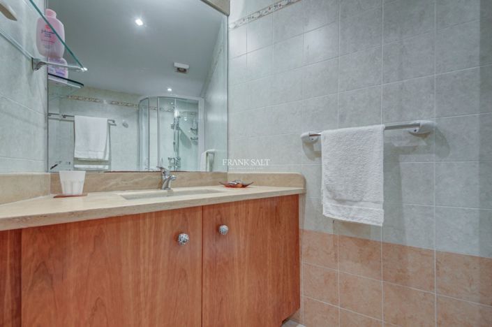 Image No.40-3 Bed Property for sale