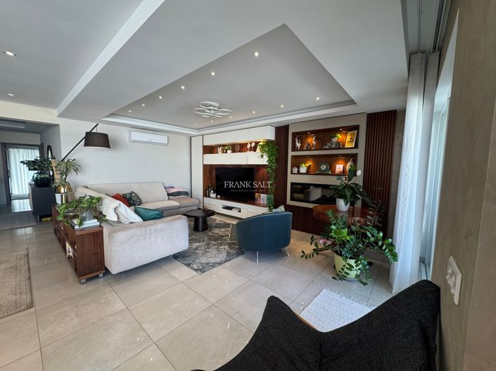 Image No.5-3 Bed Property for sale