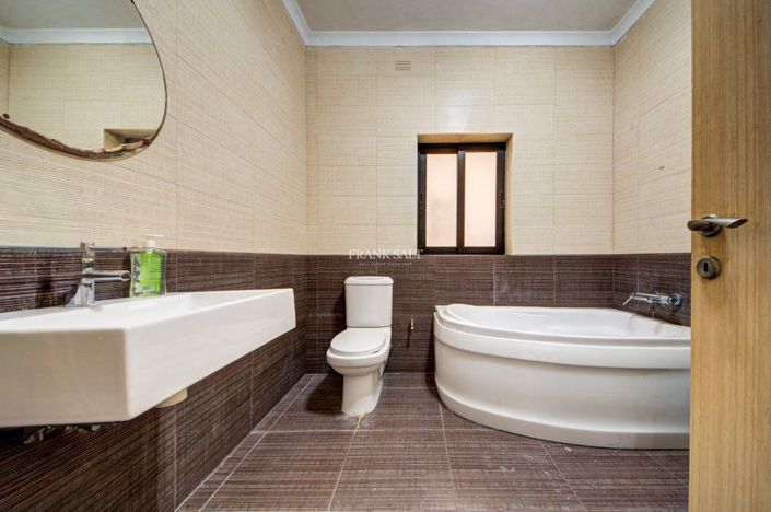 Image No.12-3 Bed Property for sale