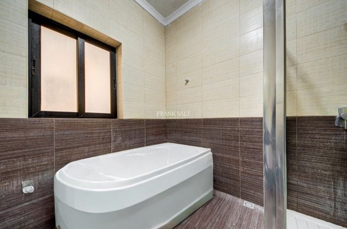 Image No.13-3 Bed Property for sale