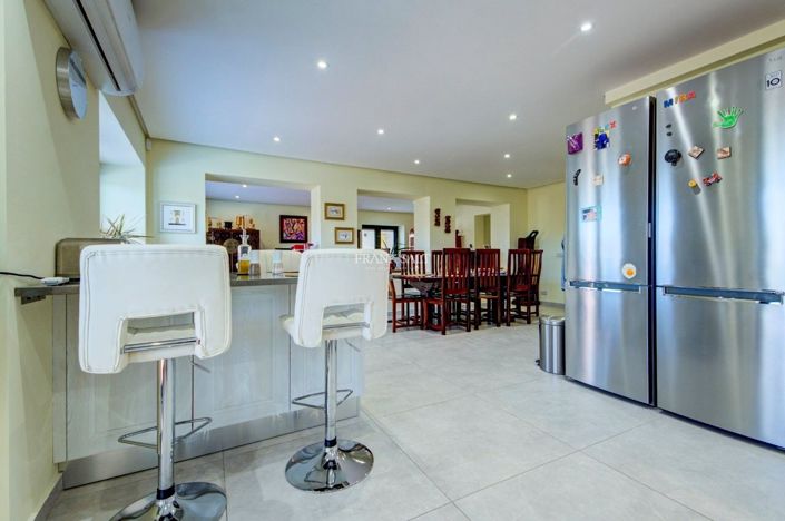 Image No.14-5 Bed Property for sale