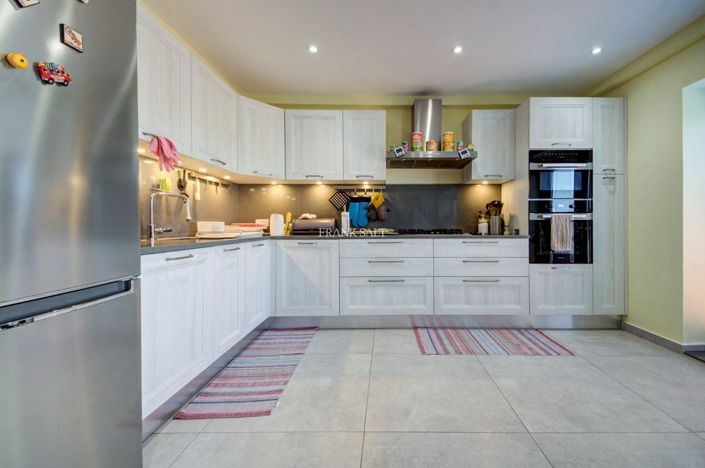 Image No.17-5 Bed Property for sale