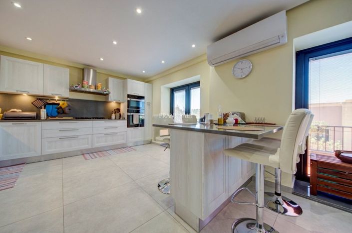 Image No.18-5 Bed Property for sale