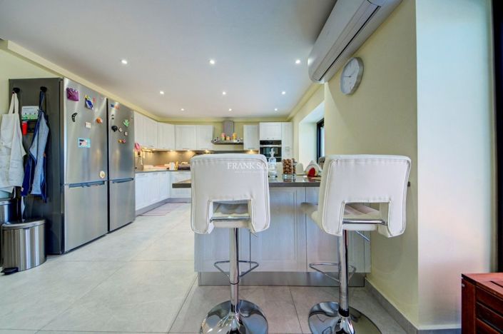 Image No.19-5 Bed Property for sale