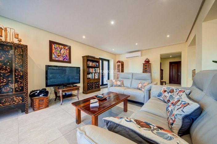 Image No.20-5 Bed Property for sale