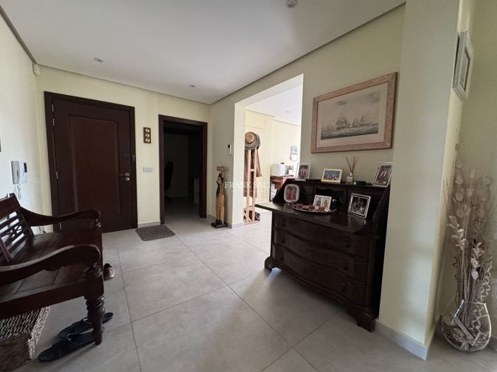 Image No.2-5 Bed Property for sale