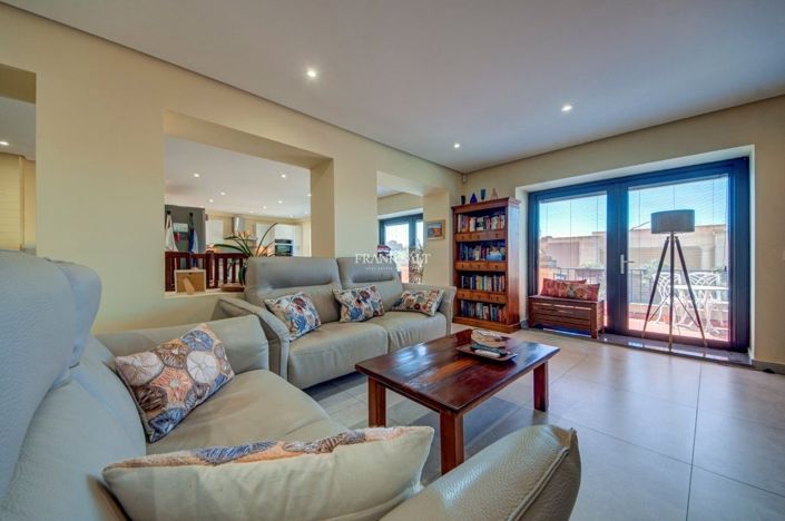 Image No.22-5 Bed Property for sale