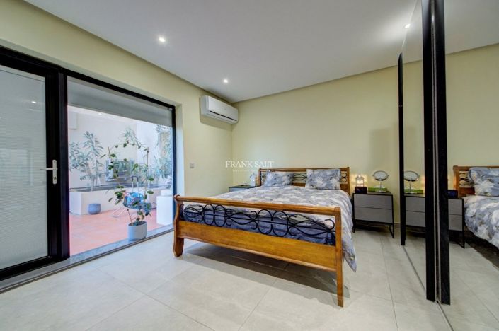 Image No.26-5 Bed Property for sale