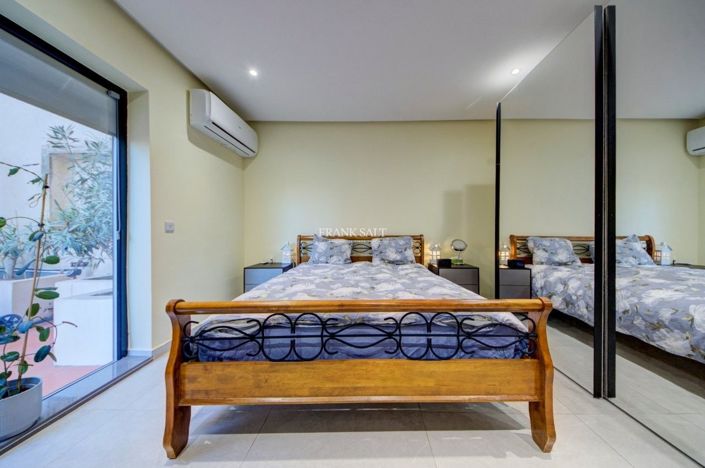 Image No.28-5 Bed Property for sale