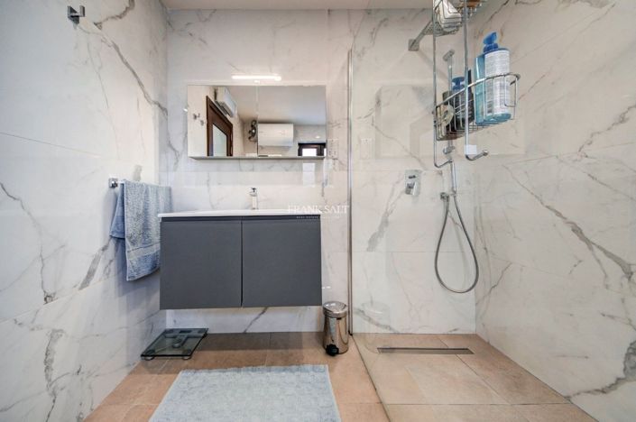 Image No.30-5 Bed Property for sale