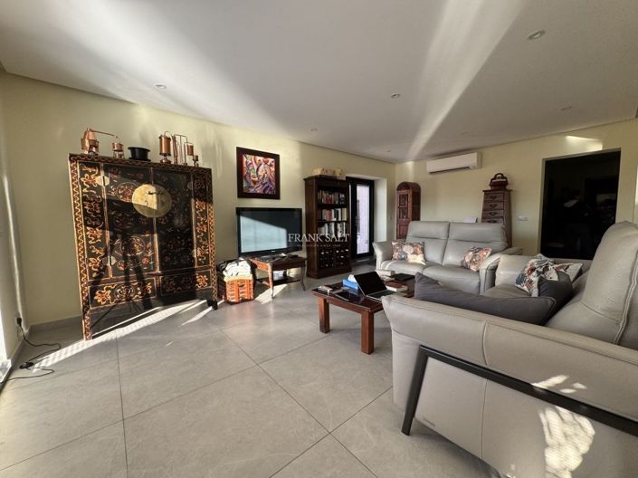 Image No.3-5 Bed Property for sale