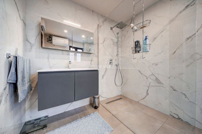 Image No.31-5 Bed Property for sale