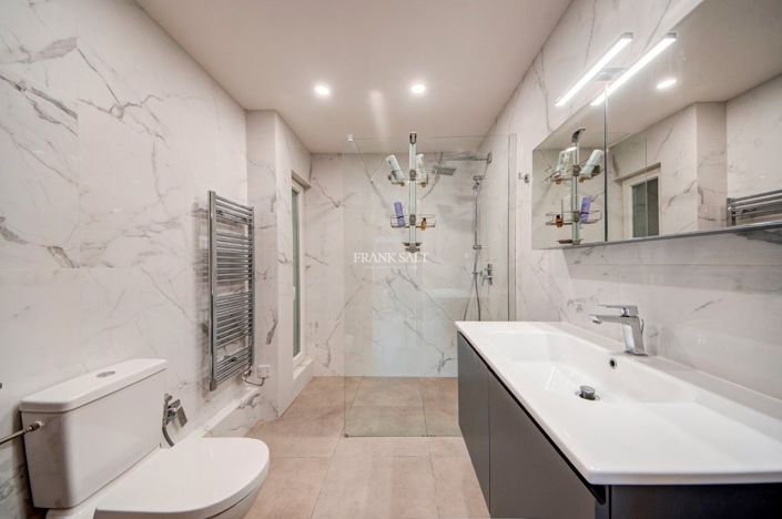 Image No.32-5 Bed Property for sale