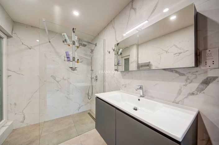 Image No.33-5 Bed Property for sale