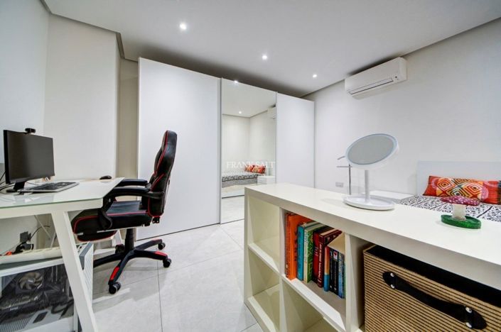 Image No.37-5 Bed Property for sale